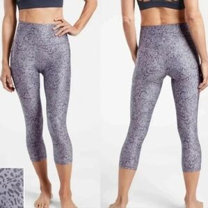 Athleta XS Salutation Stash Pocket II Print Capri Tempest Violet Leggings